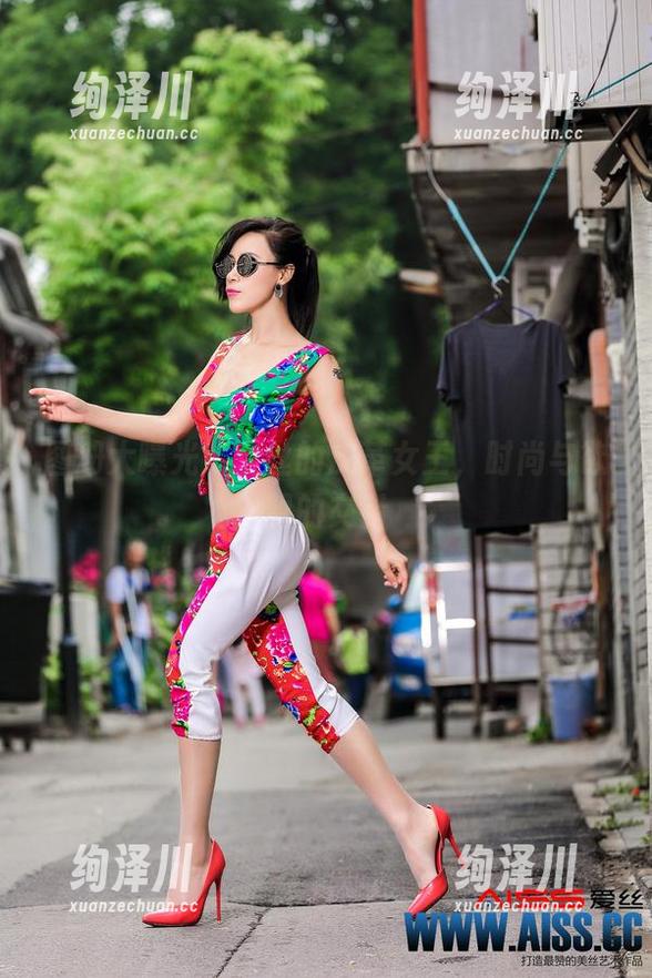 图册大曝光：爱丝的皮革女王，时尚与欲望的交错