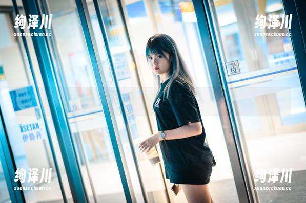 草地上跑的Akisoso秋楚楚：定制写真，绿色之中藏了点调皮！
