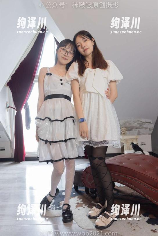 BoBoSocks袜啵啵 - 菠萝的短白棉袜写真集：一双袜子的千变万化，真是意外之喜！