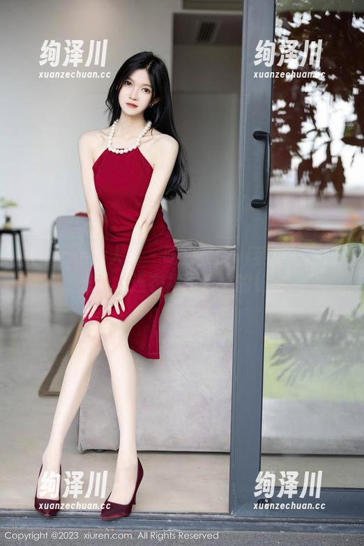 Xiuren秀人网 - 吃白菜的vi菜菜站在阳光下，连衣裙图包里的秘密