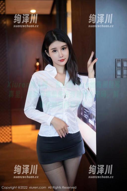 Xiuren秀人网 - 在白微Sera的高跟鞋写真里，光影交错仿佛在传递什么密码，解锁你的时尚秘诀！