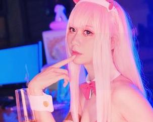 izumi泉桃子图包带你领略美腿的诗意，生活中总有些不经意的美好。