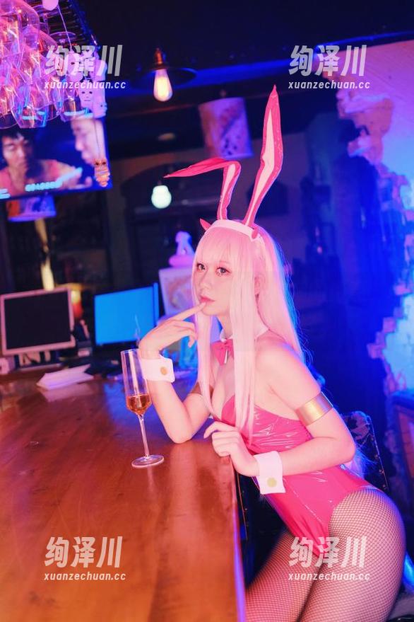 izumi泉桃子图包带你领略美腿的诗意，生活中总有些不经意的美好。