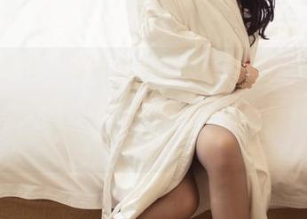 头条女神 – 易阳足球宝贝最新原图，像是在夏日午后，微风吹拂的样子，真是太治愈了。