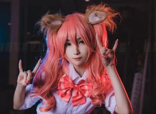 妖君白研制服写真更新：今天的主题是‘炫酷’，结果我成了邻居眼中的‘火鸡’！