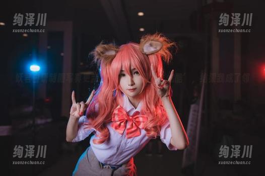 妖君白研 妖君白研制服写真更新:今天的主题是‘炫酷’,结果我成了邻居眼中的‘火鸡’!
