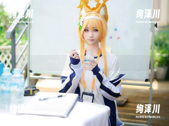 嫣嫣子揉碎光影—揭秘她的狐巫女私房美图