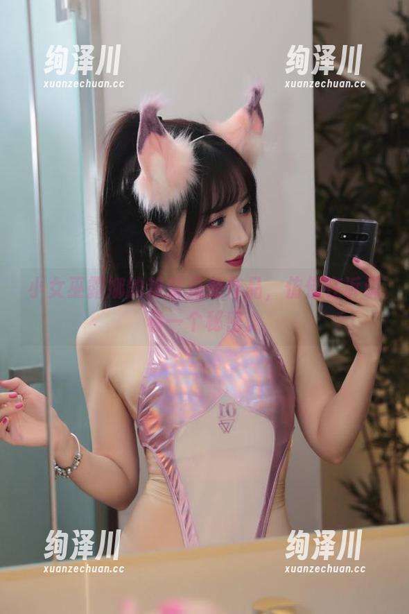 小女巫露娜 小女巫露娜的粉紫兔兔作品,仿佛在诉说着一个秘密。
