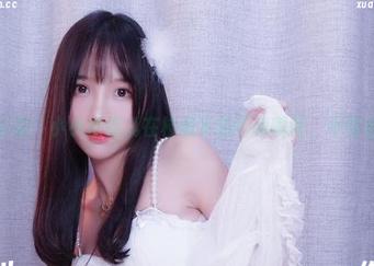 最新分享：小小奶瓶儿在校服下的萌动瞬间，不看后悔！