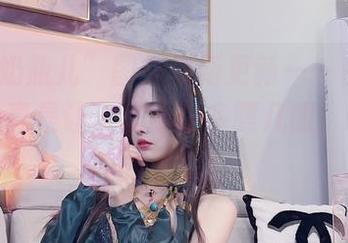 “小小奶瓶儿”图集最新更新——白裙子+光影，真是让人忍不住多瞟几眼，最真实的美感。