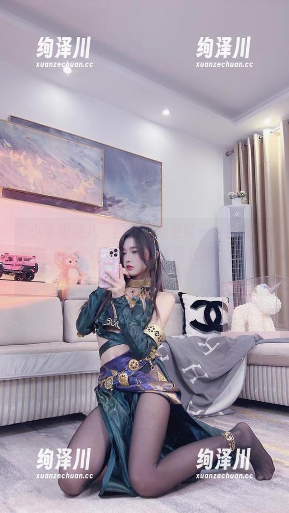 “小小奶瓶儿”图集最新更新——白裙子+光影，真是让人忍不住多瞟几眼，最真实的美感。