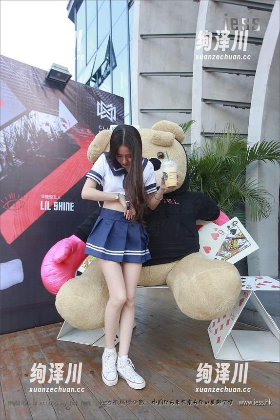 异思趣向 - 观看：婉萍和她的白色羽绒服，谁说羽绒服不能穿出高级感？这简直是‘寒流时尚’！