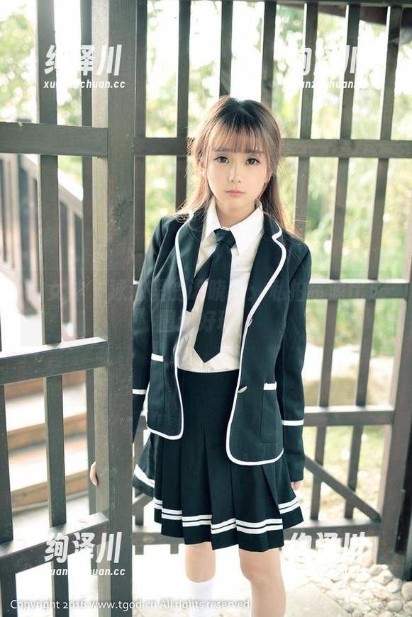 推女神 - 泳池里的谭晓彤：私拍资源比泳圈还好玩！