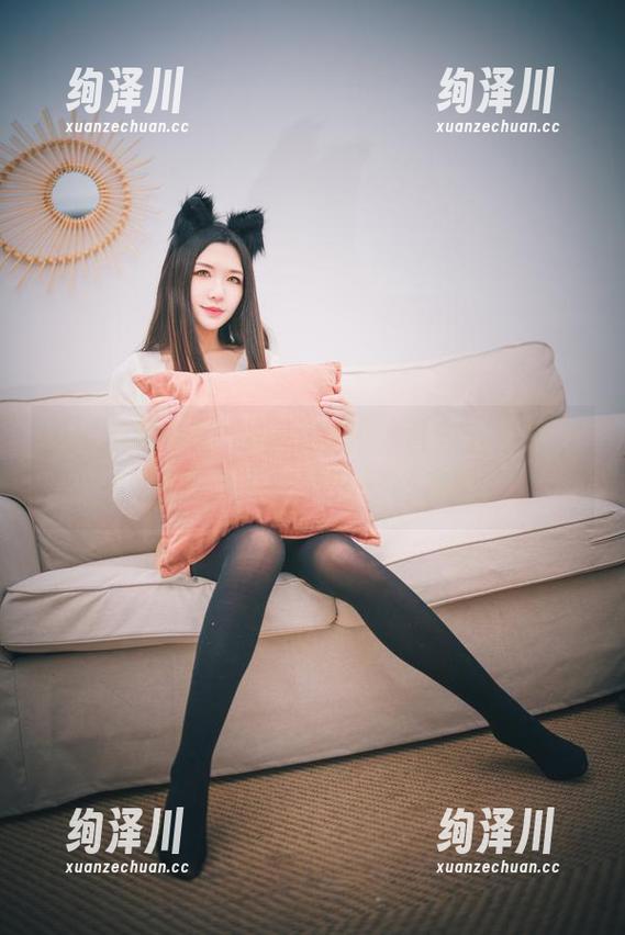 看！源纱希喵喵喵的套图，香车美人组合，像阳光下的思绪一样温暖。