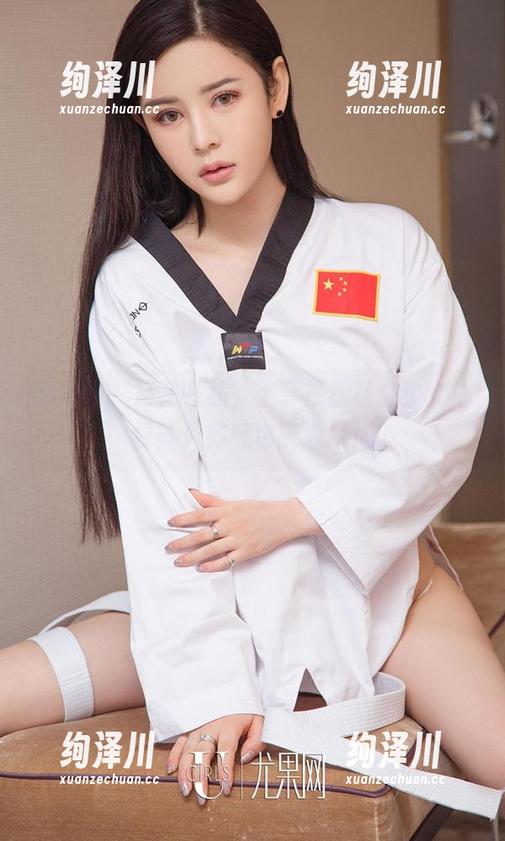 爱尤物 - 短裙在线，尹菲原图让你少女心复苏，帅气也能兼顾！