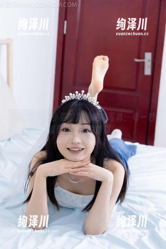 物恋传媒 - 小茶的短裙定制写真：每一秒都是无意间的撩拨。