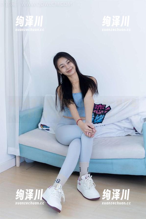 物恋传媒 - 纱纱眼镜的秘密：每一幅作品都藏着一丝不易察觉的感动。