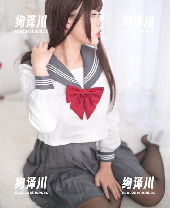 白烨烨的泳池奇遇记：原图和套图的秘密水面。