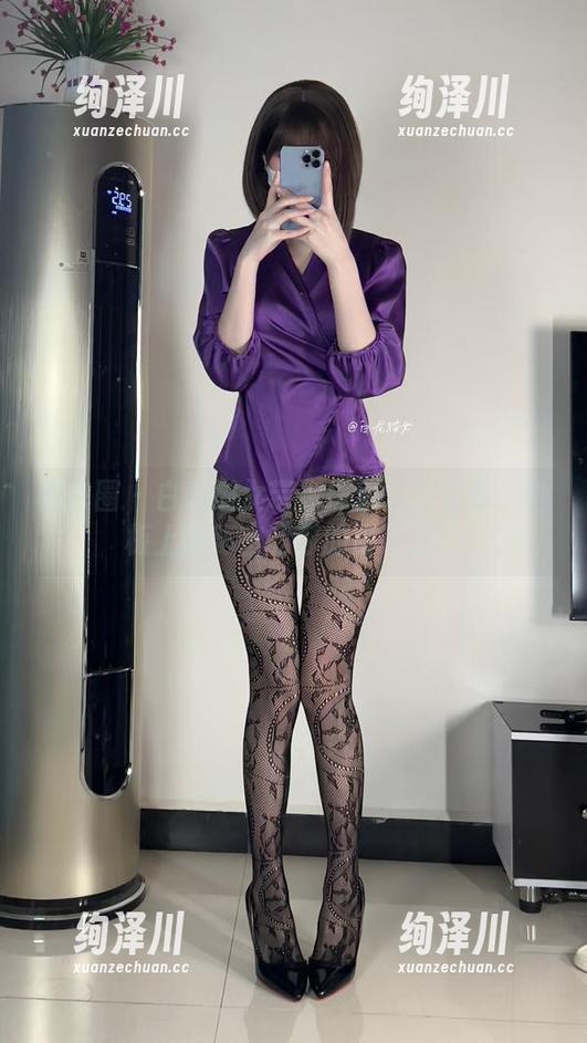 微密圈 - 白龙猫女带你探索足底写真：地板上的秘密和你的脚丫子！