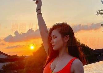 微密圈 – 禅雨儿Lynne的灰丝写真：一张图集，十种心跳加速的感觉！