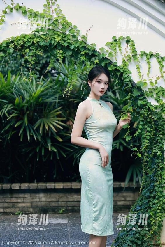 秀人网 - 李雪婷Anna的短裙写真，下载需谨慎，心动指数爆表！