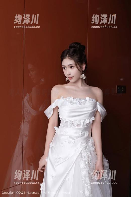 秀人网 - 游来游去，艾小青泳池写真更新：这感觉太清凉了！