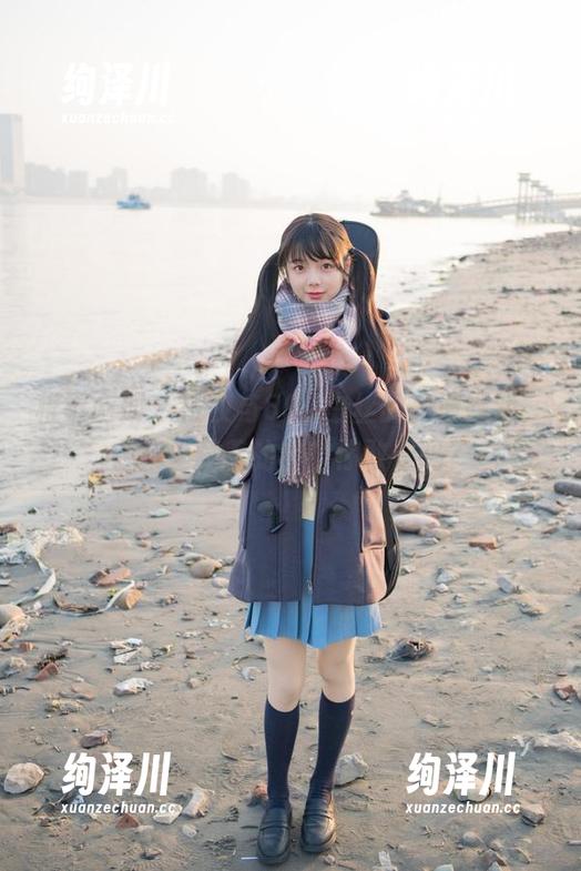 稚乖画册 - 夜夜与80D白丝的高清嬉戏，合集里藏着的秘密你敢看吗？