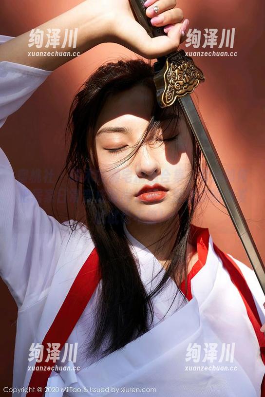 蜜桃社 - 铃木的懒宅精选合集：看她如何把居家日常变成时尚大片，没准你的沙发试试也不错！