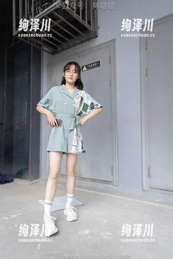 袜啵啵-熊熊 袜啵啵 - 熊熊的创意:定制白色棉袜踩脏挑战,无人能敌!