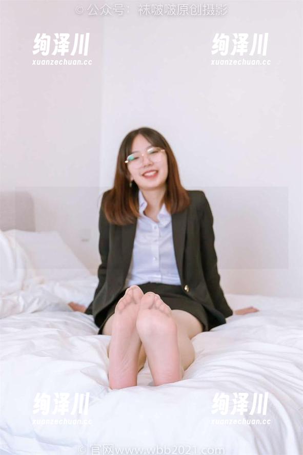 袜啵啵 - “甜甜圈”的“薄肉丝”系列：原图中那些无意的瞬间，图片好像想说又不说。