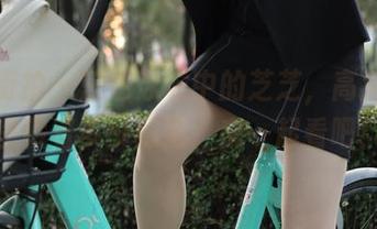 魔镜街拍 – 蓝色泳衣中的芝芝，高清图册里藏着多少秘密，来一起看吧！