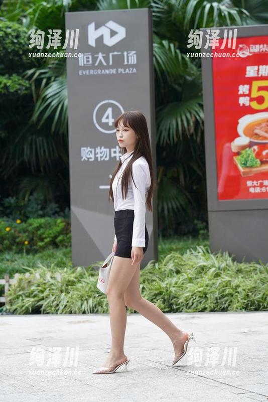 魔镜街拍：最新套图登场，肉丝紧身牛仔热裤的“隐秘力量”瞬间破解！